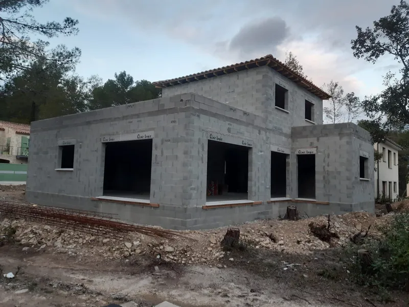 Gros œuvre en blocs béton. Élévation des murs d’une maison à étage avant les finitions de façade.